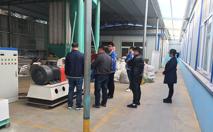 試機(jī)區(qū)對(duì)粉碎機(jī)進(jìn)行了解 試機(jī)區(qū)對(duì)粉碎機(jī)進(jìn)行了解