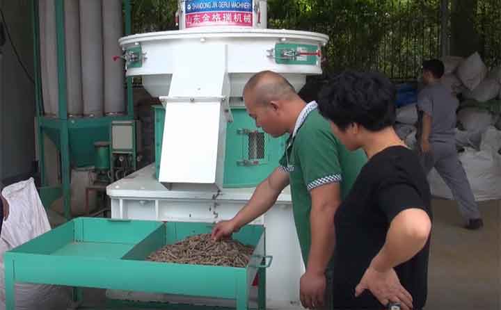 金格瑞試機區(qū),客戶正體驗木屑顆粒加工過程.jpg 金格瑞試機區(qū),客戶正體驗木屑顆粒加工過程.jpg