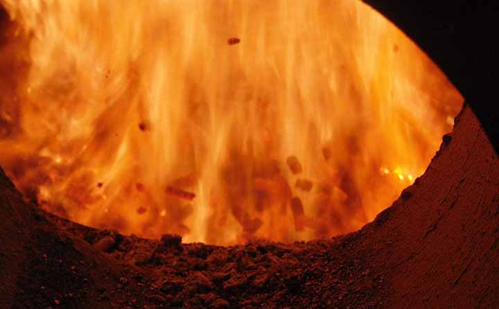 燃燒中的煙稈顆粒成為生物質(zhì)能源的一種 燃燒中的煙稈顆粒成為生物質(zhì)能源的一種