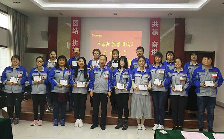 居邦源董事長(zhǎng)景奉國(guó)先生為通訊員頒發(fā)證書(shū) 居邦源董事長(zhǎng)景奉國(guó)先生為通訊員頒發(fā)證書(shū)