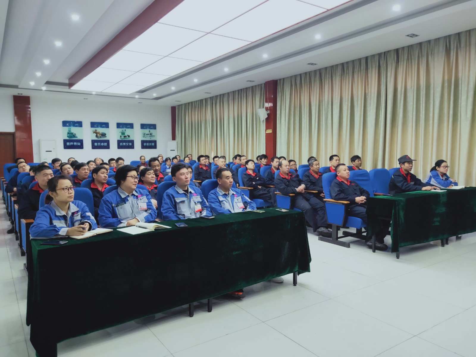 宋教官并就日常生活中面對隱患時的具體處理辦法做詳細的講解說明.jpg 宋教官并就日常生活中面對隱患時的具體處理辦法做詳細的講解說明.jpg