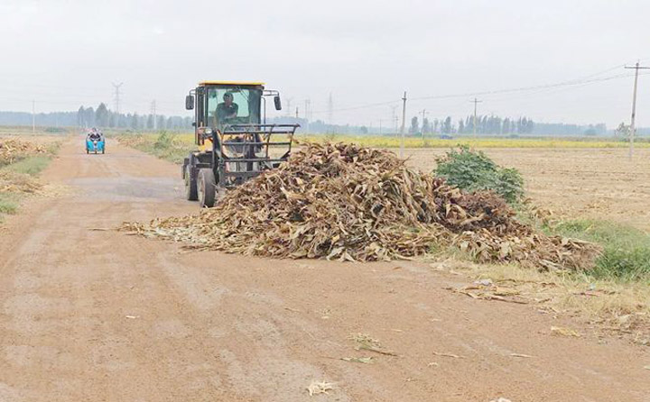 秸稈堆放路邊,造成安全隱患 秸稈堆放路邊,造成安全隱患