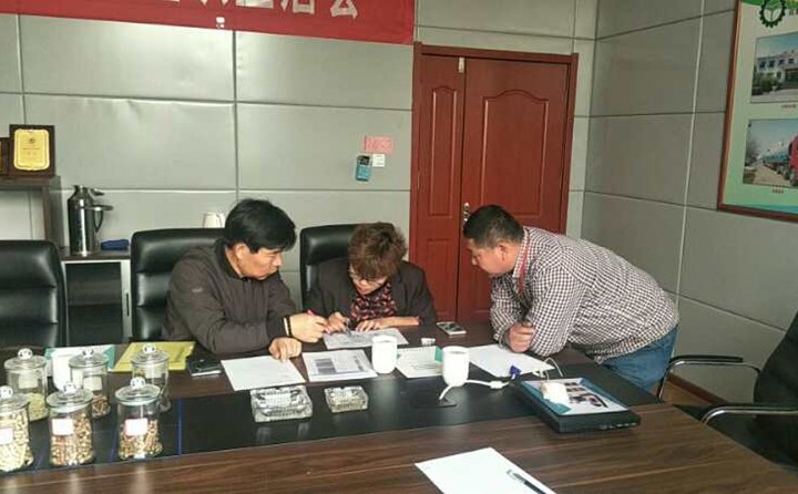 韓國(guó)客戶考察秸稈顆粒機(jī).jpg 韓國(guó)客戶考察秸稈顆粒機(jī).jpg