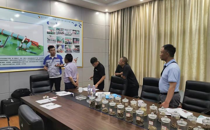 四川客戶專程來山東金格瑞公司考察生物質(zhì)顆粒機(jī)并試機(jī).jpg 四川客戶專程來山東金格瑞公司考察生物質(zhì)顆粒機(jī)并試機(jī).jpg