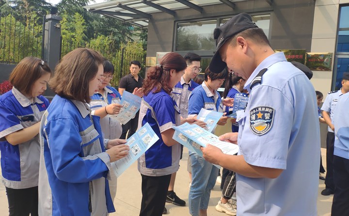 民警向員工發放防詐騙宣傳材料.jpg 民警向員工發放防詐騙宣傳材料.jpg