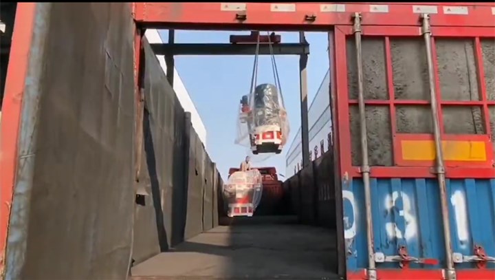 山東金格瑞木屑顆粒機正在裝車.jpg 山東金格瑞木屑顆粒機正在裝車.jpg