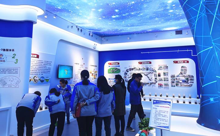 人事部經理為新員工講解公司生物質顆粒機產品.jpg 人事部經理為新員工講解公司生物質顆粒機產品.jpg