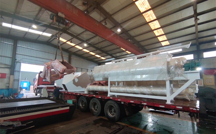 顆粒機設備正在裝車.jpg 顆粒機設備正在裝車.jpg