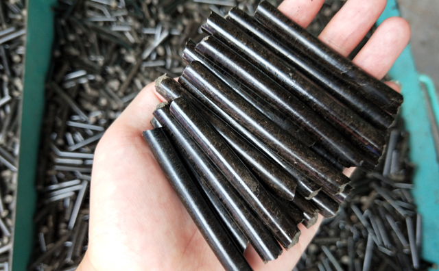 木屑制粒機(jī)生產(chǎn)的生物質(zhì)燃料顆粒.jpg 木屑制粒機(jī)生產(chǎn)的生物質(zhì)燃料顆粒.jpg