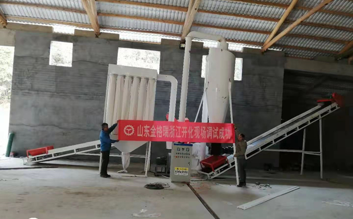 浙江鋸末顆粒機調(diào)試現(xiàn)場.jpg 浙江鋸末顆粒機調(diào)試現(xiàn)場.jpg