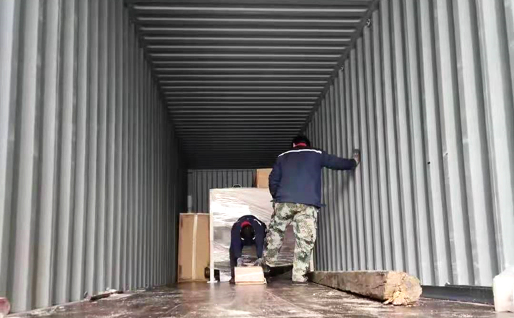 泰國(guó)顆粒機(jī)生產(chǎn)線(xiàn)正在裝車(chē).jpg 泰國(guó)顆粒機(jī)生產(chǎn)線(xiàn)正在裝車(chē).jpg