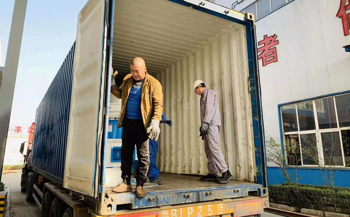 等待顆粒機(jī)生產(chǎn)線(xiàn)配套設(shè)備裝車(chē).jpg 等待顆粒機(jī)生產(chǎn)線(xiàn)配套設(shè)備裝車(chē).jpg