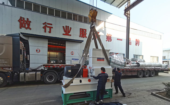 木屑顆粒機生產線粉碎機設備裝車中.jpg 木屑顆粒機生產線粉碎機設備裝車中.jpg