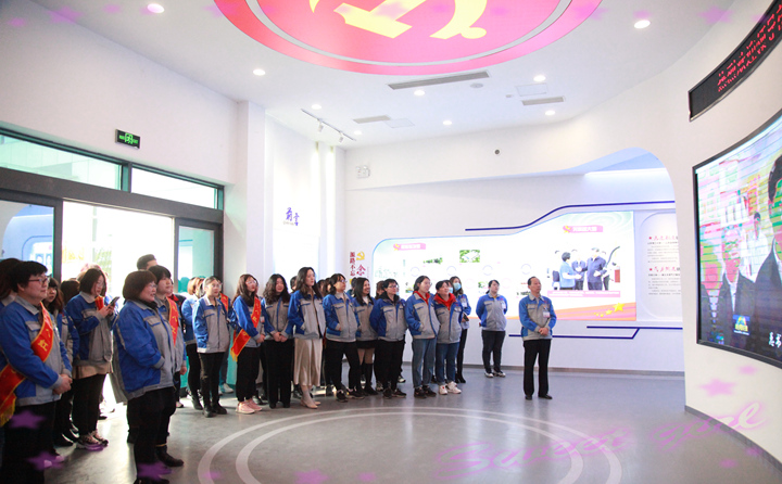 景書記帶領我們走入黨群活動中心.JPG 景書記帶領我們走入黨群活動中心.JPG