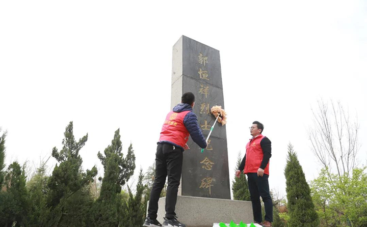 職工志愿者對紀念碑進行清理、擦拭.jpg 職工志愿者對紀念碑進行清理、擦拭.jpg