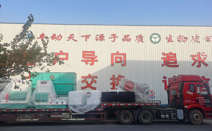 等待發(fā)貨的鋸末顆粒機(jī)生產(chǎn)線.jpg 等待發(fā)貨的鋸末顆粒機(jī)生產(chǎn)線.jpg