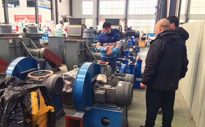 我們來到了制粒機(jī)展廳及機(jī)械加工區(qū)域,實(shí)地考察,眼見為實(shí).jpg 我們來到了制粒機(jī)展廳及機(jī)械加工區(qū)域,實(shí)地考察,眼見為實(shí).jpg