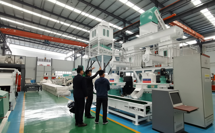 甘肅客戶考察木屑制粒機(jī).jpg 甘肅客戶考察木屑制粒機(jī).jpg