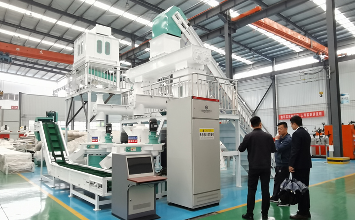 甘肅客戶考察木屑制粒機(jī).jpg 甘肅客戶考察木屑制粒機(jī).jpg