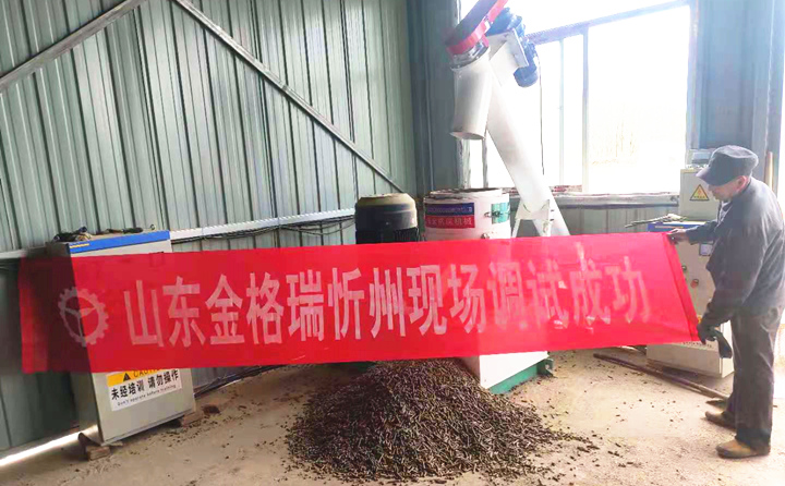 山西忻州飼料顆粒機(jī)調(diào)試成功.jpg 山西忻州飼料顆粒機(jī)調(diào)試成功.jpg
