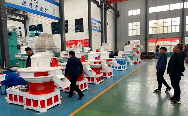 河南鄭州客戶考察木屑制粒機.jpg 河南鄭州客戶考察木屑制粒機.jpg