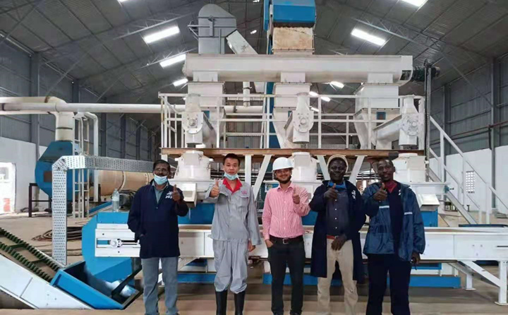 烏干達木屑制粒機調(diào)試成功.jpg 烏干達木屑制粒機調(diào)試成功.jpg