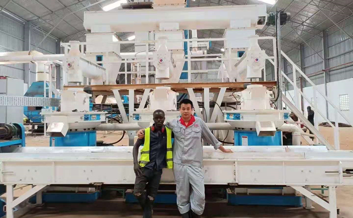 烏干達木屑制粒機調(diào)試現(xiàn)場.jpg 烏干達木屑制粒機調(diào)試現(xiàn)場.jpg