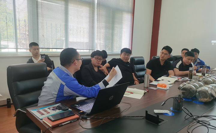 技術(shù)品控部部長(zhǎng)張波為內(nèi)貿(mào)、外貿(mào)銷(xiāo)售人員培訓(xùn)專(zhuān)業(yè)的顆粒機(jī)設(shè)備知識(shí).jpg 技術(shù)品控部部長(zhǎng)張波為內(nèi)貿(mào)、外貿(mào)銷(xiāo)售人員培訓(xùn)專(zhuān)業(yè)的顆粒機(jī)設(shè)備知識(shí).jpg