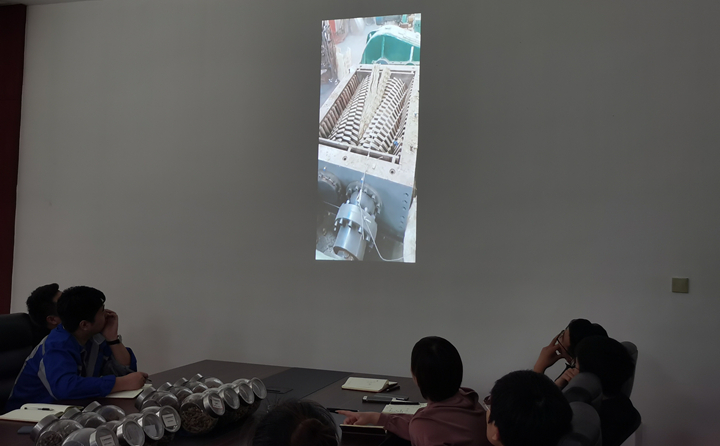 從木屑顆粒機(jī)、生物質(zhì)顆粒機(jī)、樹(shù)皮顆粒機(jī)的生產(chǎn)原理到行業(yè)應(yīng)用進(jìn)行詳細(xì)的培訓(xùn).jpg 從木屑顆粒機(jī)、生物質(zhì)顆粒機(jī)、樹(shù)皮顆粒機(jī)的生產(chǎn)原理到行業(yè)應(yīng)用進(jìn)行詳細(xì)的培訓(xùn).jpg