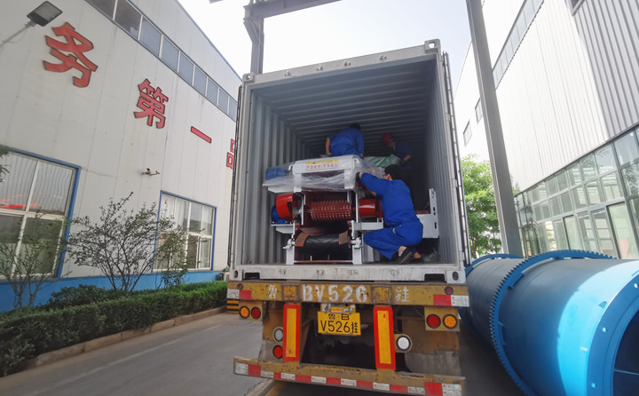 木片粉碎機(jī)裝車(chē).jpg 木片粉碎機(jī)裝車(chē).jpg