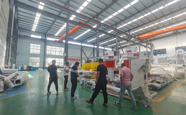 山東金格瑞就迎來了一批特殊的團隊---大型木屑顆粒機考察團.jpg 山東金格瑞就迎來了一批特殊的團隊---大型木屑顆粒機考察團.jpg