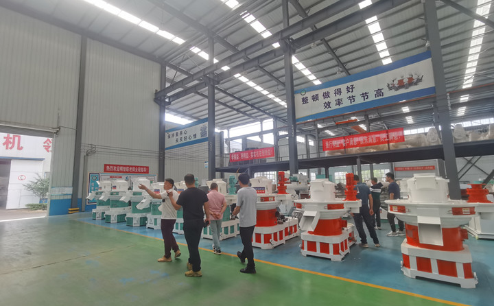 山東金格瑞就迎來了一批特殊的團隊---大型木屑顆粒機考察團.jpg 山東金格瑞就迎來了一批特殊的團隊---大型木屑顆粒機考察團.jpg