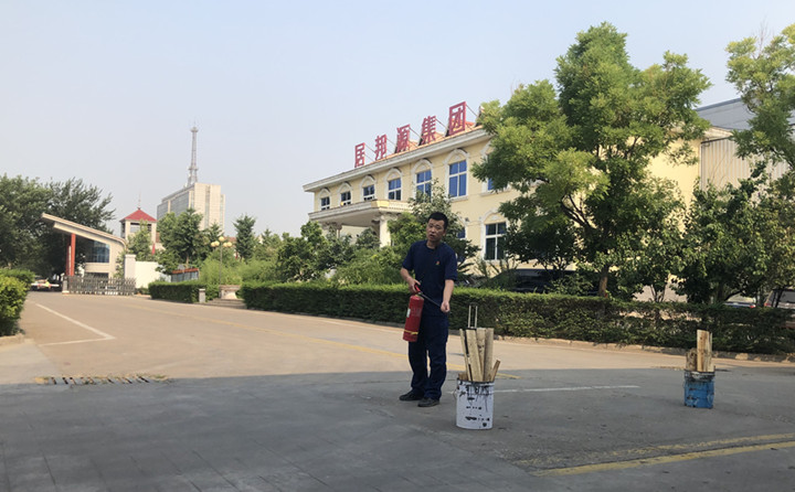 教官重點對消防法律法規(guī)、防火常識、逃生自救、滅火器的使用方法以及發(fā)生火災(zāi)時如何報火警、如何撲救初期火災(zāi)等消防常識進行了詳細的講解。 教官重點對消防法律法規(guī)、防火常識、逃生自救、滅火器的使用方法以及發(fā)生火災(zāi)時如何報火警、如何撲救初期火災(zāi)等消防常識進行了詳細的講解。