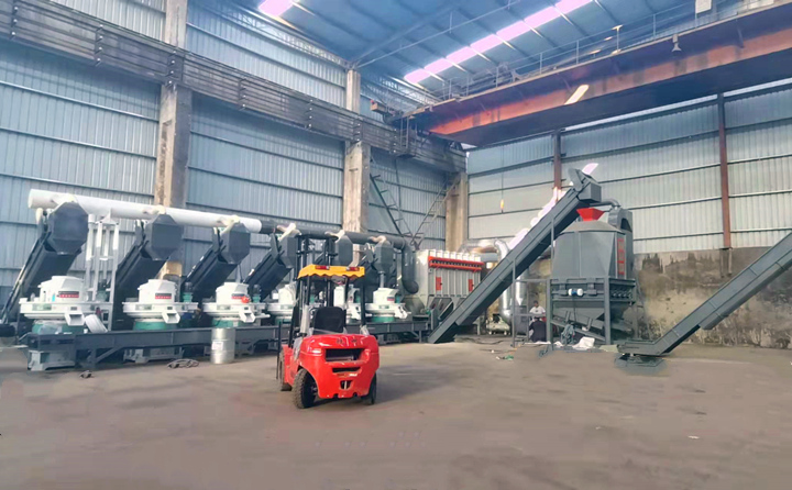 生產(chǎn)線設(shè)備:烘干機(jī)、滾筒篩、6臺(tái)860型號木屑造粒機(jī)、冷卻機(jī)、打包機(jī)等 生產(chǎn)線設(shè)備:烘干機(jī)、滾筒篩、6臺(tái)860型號木屑造粒機(jī)、冷卻機(jī)、打包機(jī)等