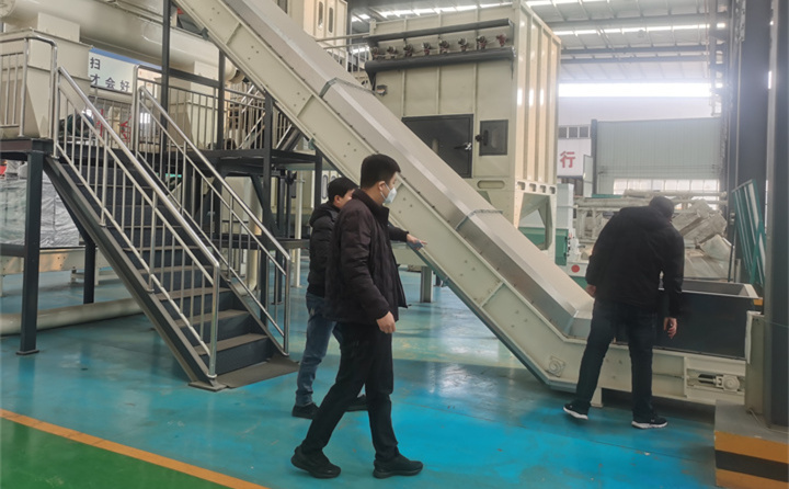 木屑造粒機(jī)生產(chǎn)線的上料設(shè)備.jpg 木屑造粒機(jī)生產(chǎn)線的上料設(shè)備.jpg