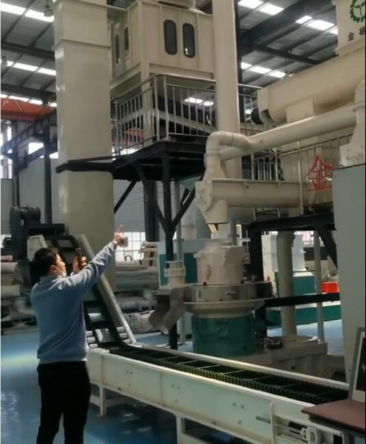 木屑造粒機生產線展示現場.jpg 木屑造粒機生產線展示現場.jpg