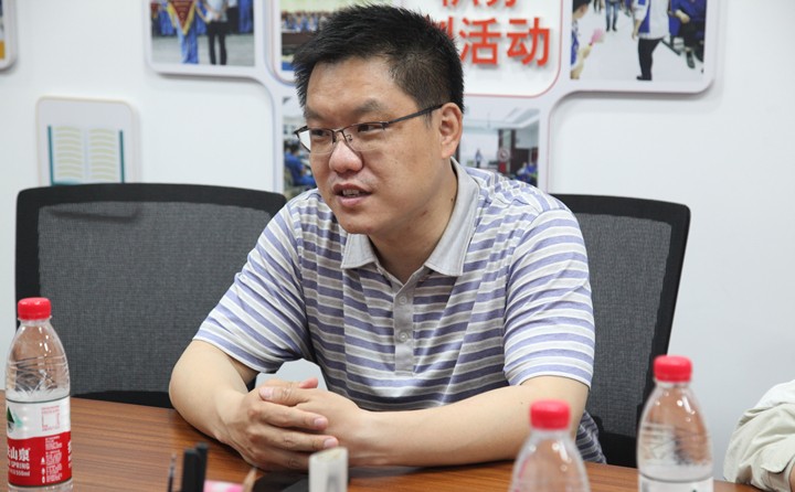 韓主任感謝集團付出的同時對集團防控安全工作進行了細致的了解,并叮囑企業一定要嚴格按照上級防控布署要求穩抓落實各項工作.JPG 韓主任感謝集團付出的同時對集團防控安全工作進行了細致的了解,并叮囑企業一定要嚴格按照上級防控布署要求穩抓落實各項工作.JPG