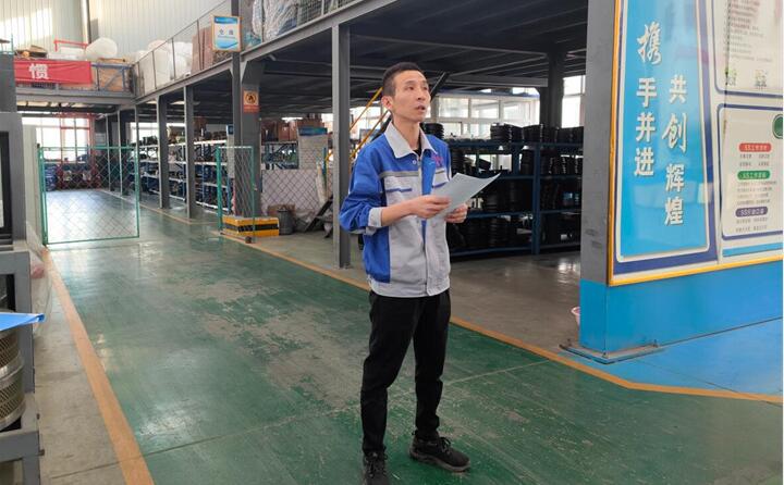 生產部部長趙廣寧給生產部所有員工培訓了什么是安全生產、勞動防護用品的種類以及使用規范、起重作業注意事項、應急、環保法律法規、管理制度等內容。.jpg 生產部部長趙廣寧給生產部所有員工培訓了什么是安全生產、勞動防護用品的種類以及使用規范、起重作業注意事項、應急、環保法律法規、管理制度等內容。.jpg