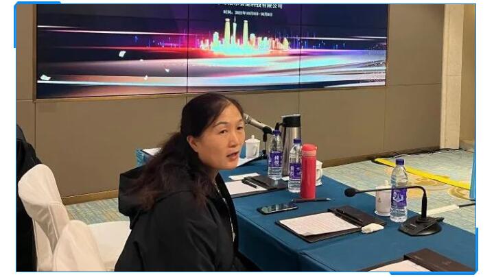 集團財務(wù)總監(jiān)劉清華在聽取了銷售部門的數(shù)據(jù)對比與銷售人員的分析后,她提出應(yīng)該加強客戶的銷售服務(wù).jpg 集團財務(wù)總監(jiān)劉清華在聽取了銷售部門的數(shù)據(jù)對比與銷售人員的分析后,她提出應(yīng)該加強客戶的銷售服務(wù).jpg