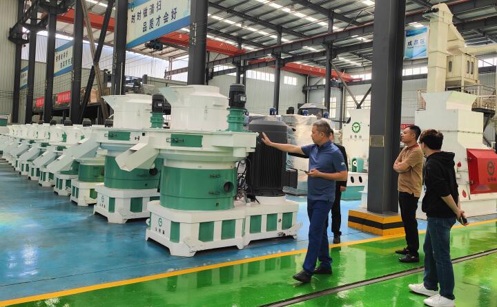 越南客戶考察顆粒機生產線設備.jpg 越南客戶考察顆粒機生產線設備.jpg