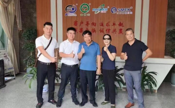 簽約.jpg 簽約.jpg