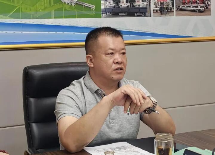 會(huì)議最后,集團(tuán)總經(jīng)理孫寧波總結(jié)陳詞。他強(qiáng)調(diào)要有正確的人生觀、價(jià)值觀,要將集團(tuán)的精神理念內(nèi)化于心、外化于行。要加強(qiáng)業(yè)務(wù)知識(shí)的學(xué)習(xí),成為真正的行家里手。要以提高經(jīng)營質(zhì)量和效益為主線,加快營銷模式和營銷觀念的轉(zhuǎn)變,圓滿完成2023年?duì)I銷工作指標(biāo)。.jpg 會(huì)議最后,集團(tuán)總經(jīng)理孫寧波總結(jié)陳詞。他強(qiáng)調(diào)要有正確的人生觀、價(jià)值觀,要將集團(tuán)的精神理念內(nèi)化于心、外化于行。要加強(qiáng)業(yè)務(wù)知識(shí)的學(xué)習(xí),成為真正的行家里手。要以提高經(jīng)營質(zhì)量和效益為主線,加快營銷模式和營銷觀念的轉(zhuǎn)變,圓滿完成2023年?duì)I銷工作指標(biāo)。.jpg