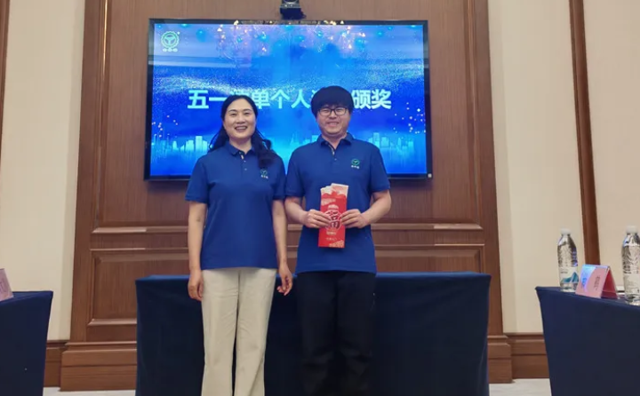 財務總監劉清華為階段沖刺中的銷售精英隆重頒獎.png 財務總監劉清華為階段沖刺中的銷售精英隆重頒獎.png